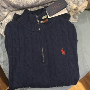 Ny Ralph lauren kabelstickad quarterzip - Helt ny säljer för att jag köpte fel storlek 😑. Har tyvvär inget kvitto men som ni ser på bild 1 och 2 så finns det en qr kod som man kan skanna för att komma till Ralph laurens hemsida. Tveka inte att ställa frågor. Pris diskuterbart