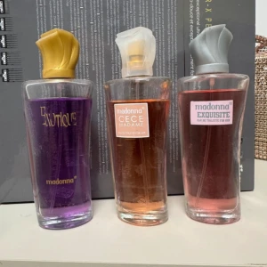 Tre Madonna parfymer för henne - Snyggt set med tre olika Madonna parfymer: Exquisite, Cece Madame och Exotique. Perfekt för dig som vill variera din doftstil och testa något nytt. Passar dig som gillar att sticka ut och vill ha flera val i badrumsskåpet.