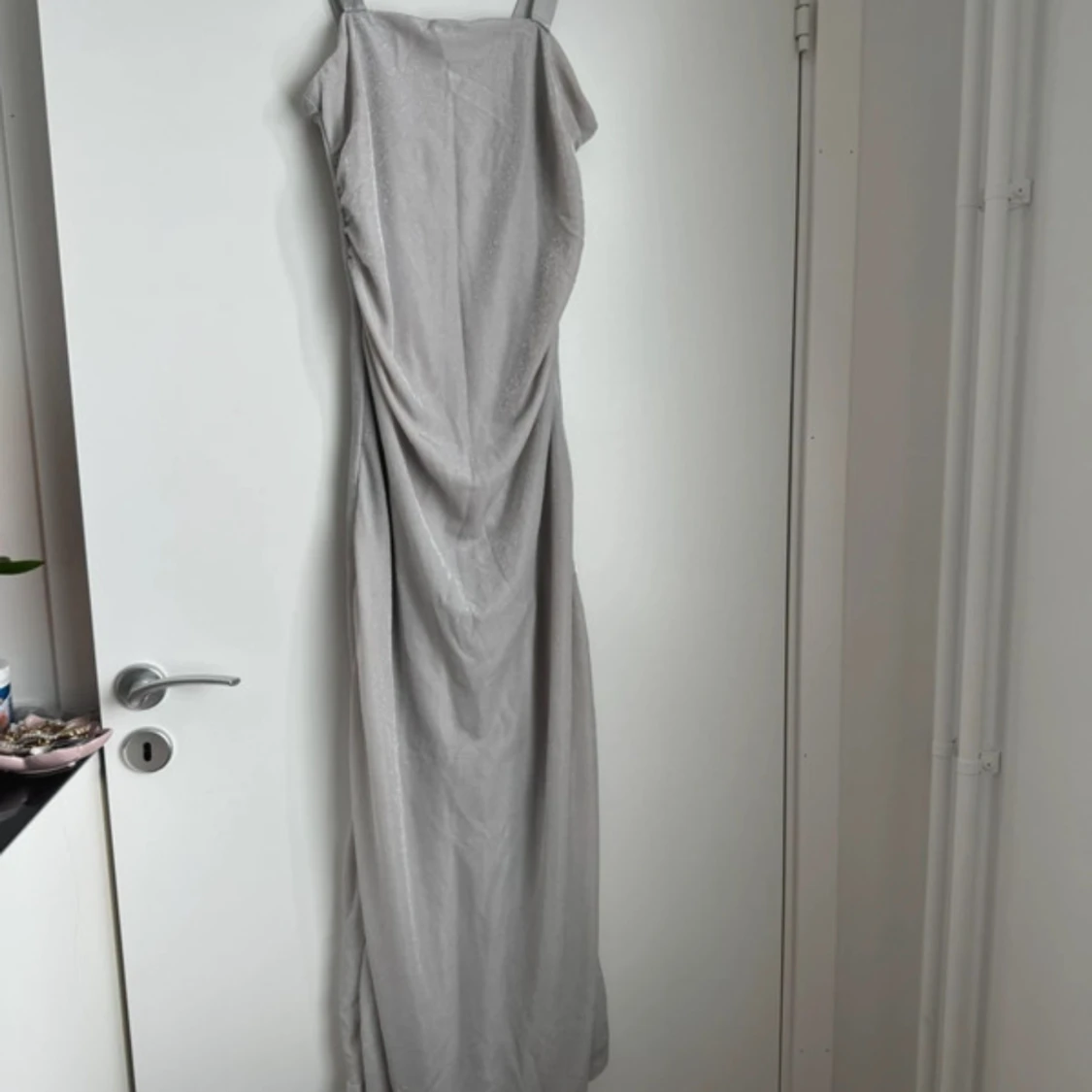 Lång silverglittrig klänning med drapering - 1