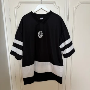 Svart och vit oversized tröja Bershka - Oversized svart tröja från Bershka med vita ränder på ärmarna och nedtill. Helt ny!