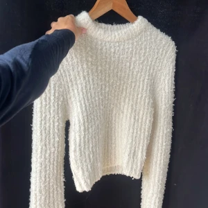 Vit fluffig stickad tröja - Supermysig vit stickad tröja med fluffig textur och ribbad känsla. Enkel och stilren design som är lätt att matcha. TRYCK INTE PÅ KÖP NU!! Kontakta mig först❤️ Bara använd ett fåtal gånger