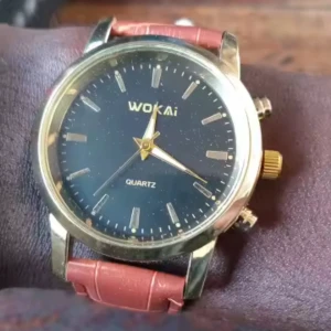 WOKAI klocka med brun rem och guld - Stilren klocka från WOKAI med rund svart urtavla, guldfärgade detaljer och visare. Klockan har en brun rem med krokodilpräglat mönster och guldtonat hölje. Perfekt accessoar för dig som gillar klassisk och snygg design.