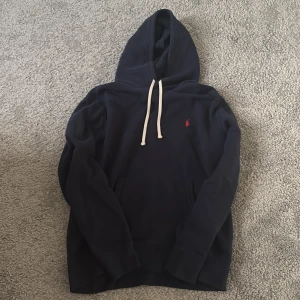 POLO RALPH LAUREN  - Tja, Säljer den här Ralph lauren hoddin i färg Cruise Navy. Skriv om ni har några frågor. 