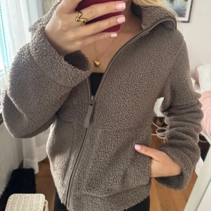 Teddy kofta - Den trendiga Teddy koftan från H&M🤎Storlek XS i nytt skick.