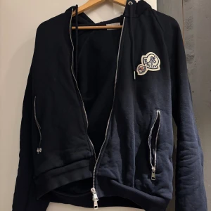 Moncler hoodie  - Jätte bra skick inga skador, använd 1 gång då den va lite för liten för mig