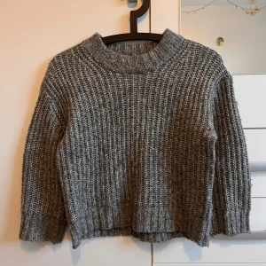 Söt stickat tröja  - En super söt tröja från lager 157 i storlek 140💗