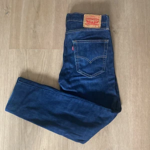 Levi's 512 mörkblå jeans - Mörkblå Levi's 512 jeans med klassisk femficksdesign och snygga kontrastsömmar. Jeansen har en rak passform med något smalare ben och är tillverkade i slitstarkt denim. Vid fler frågor kom privat💯