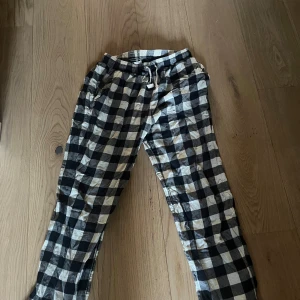 Rutiga pyjamasbyxor - Helt basic pyjamas byxor med rutigt mönster, storlek S och vill bara få såld. 