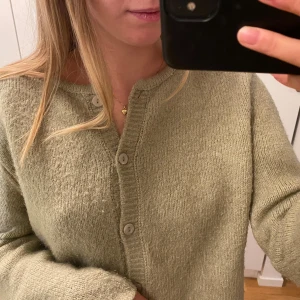 Grön stickad kofta från Zara - Supermysig grön stickad kofta från Zara med rund halsringning och knappar framtill. Perfekt för kallare dagar🍂