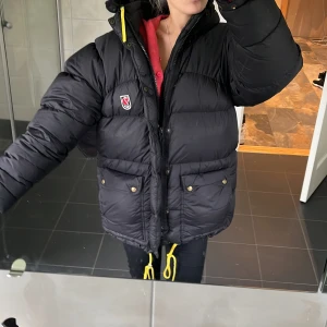 Fjällräven jacka - Priset är diskutabelt, nypris 10000! Skulle säga att den sitter som xs-m💘💘 Det är den gamla modellen som är betydligt tjockare och varmare än den nya modellen!