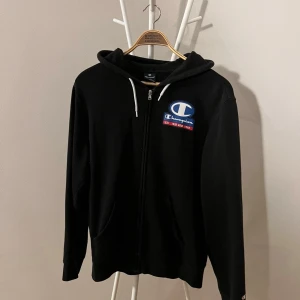 Champion tröja - Min favorit tröja från champion. Sitter otroligt bra på kroppen. Skick 9/10✨