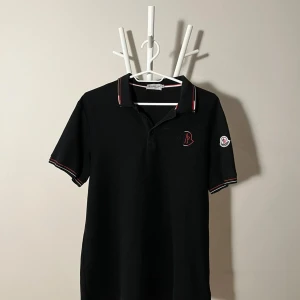 Svart pikétröja från Moncler - Moncler Piké. Skick 9/10✨