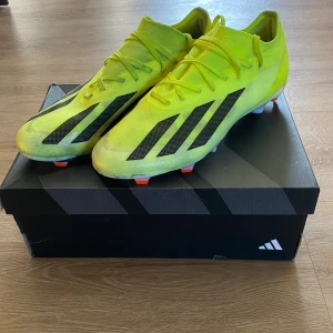 Adidas Crazyfast gula fotbollsskor - Säljer ett par Adidas Crazyfast Pro fotbollsskor i neon-gul färg. Har används ett fåtal gånger. Skorna är i bra skick dock några smutsfläckar. 