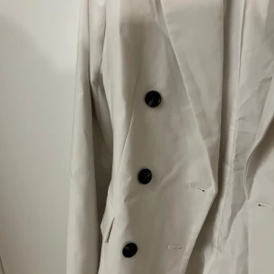 Kavaj - Kavaj, vit från HM. Figursydd. Passar S och XS 