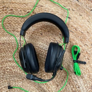 Razer BlackShark V2 - Razer BlackShark V2 gaming headset med kabel och mikrofon. Over-ear design med bekväma kuddar och gröna detaljer. Headsetet är i fint skick utan synligt slitage och levereras med originalkabel. Perfekt för gaming och kommunikation.