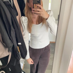 Vit långärmad topp med puffärm NA-KD - Snygg vit topp från NA-KD i storlek S med puffiga axlar och lång ärm. 