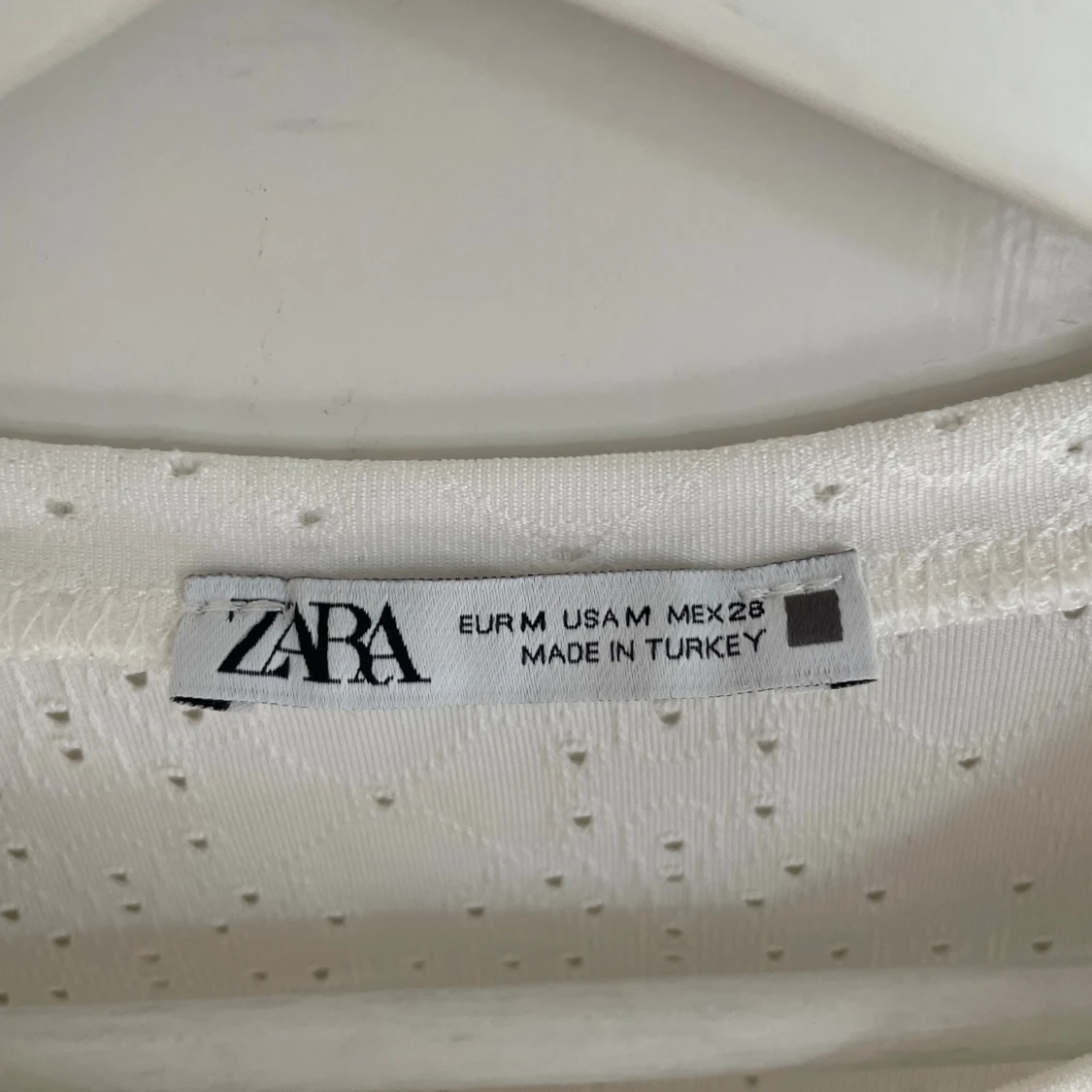 Vit blus med volang från Zara - 2