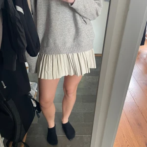 Beige  kjol från Zara - Supersöt beige kjol från Zara i storlek XS✨💓aldrig använd, prislappen kvar