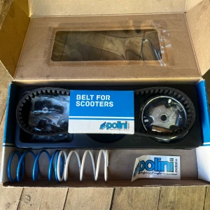 Polini Belt Kit for Scooters - Komplett Polini remkit för scooters, inklusive drivrem, variatorfjädrar och tillbehör. Allt är nytt och levereras i originalförpackning. Perfekt för dig som vill optimera prestandan på din scooter med kvalitetsdelar från Polini.