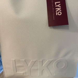 The K-alender Adventskalender By Lyko K-beauty beauty  - Helt ny/oöppnad (bild 1 är min egna) redo att hämtas i Solna eller skickas! Årets bästa slutsålda adventskalender fylld med både nya brands och kultförklarade klassiker inom k-beauty.