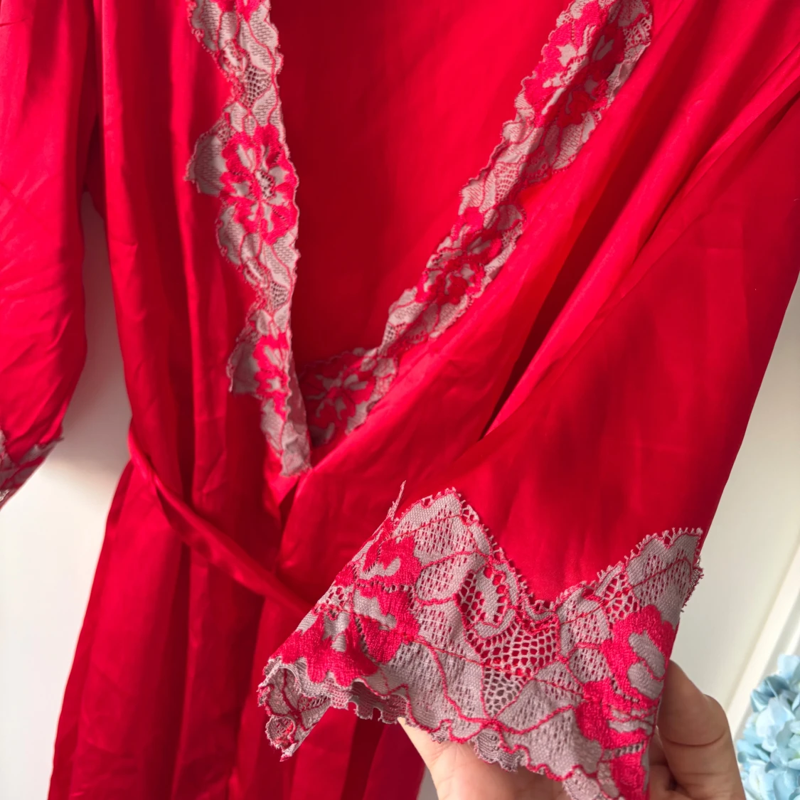 Röd kimono med spetsdetaljer - 2