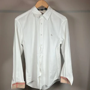 Burberry skjorta - Burberry skjorta  | Skick: 8/10 | Storlek: M (passar även S) | Äkthets bevis finns | Hör av er vid minsta lilla intresse eller fundering 🙌