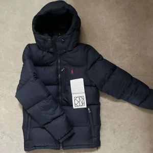 Polo Ralph Lauren jacka  - Tjena! Säljer denna snygga Ralph lauren jackan som är perfekt till vintern ❄️Det finns diskret två bokstäver på tvätt lappen och på etiketten. Inget som syns vid användning!|Storlek xs| köpt på Nk| kvitto 🧾 finns|Blå| Hör av er vid frågor 😀| 