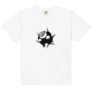 Vit t-shirt med 8-ball tryck LÄS BESKRIVNING - Vit t-shirt från Comfort Colors med ett coolt svart 8-ball tryck med taggiga spikes på bröstet. Klassisk passform och rund halsringning. Perfekt för dig som gillar unika och edgy motiv.