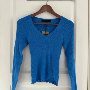 Blå ribbad v-ringad tröja Vero Moda - Säljer en blå ribbad långärmad tröja från Vero Moda i storlek S. Tröjan har v-ringning, figurnära passform. Helt ny oanvänd 💙