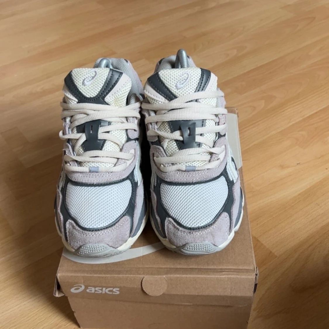 Asics sneakers i grått och vitt