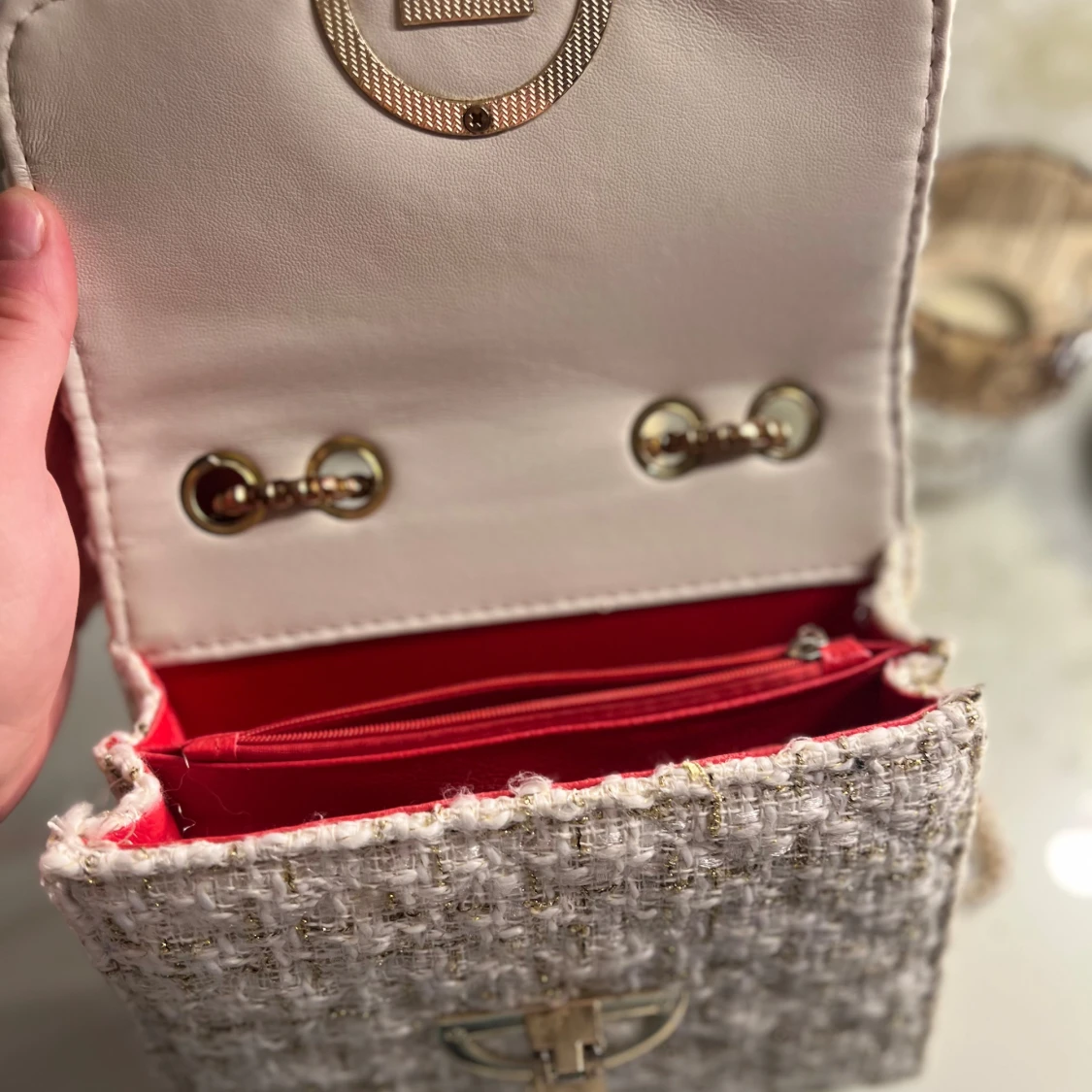 Guldig axelväska i tweed med kedja - 3