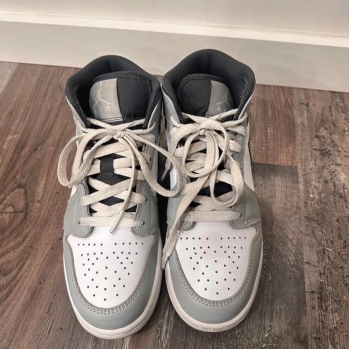 Nike Air Jordan 1 Mid Grå/Vit - 1