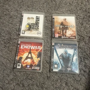 PlayStation 3 Spelpaket: Battlefield Bad Company, Call of Duty Modern Warfare 2, Tom Clancy's EndWar, Viking: Battle for Asgard - Fyra PlayStation 3-spel i fint skick: Battlefield Bad Company, Call of Duty Modern Warfare 2, Tom Clancy's EndWar och Viking: Battle for Asgard. Alla fodral och skivor är med, manualer inkluderade. Perfekt för samlare eller retrospelare.