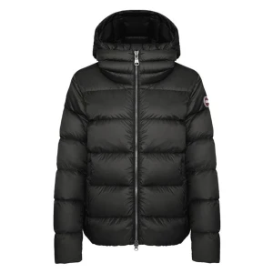 Svart dunjacka från Colmar med huva - Säljer en svart dunjacka från Colmar med klassisk pufferdesign och huva. Jackan har en rak passform, dragkedja framtill och diskret logga på ärmen. Perfekt för kalla dagar när du vill hålla stilen och värmen. Nästan alldrig andvänd