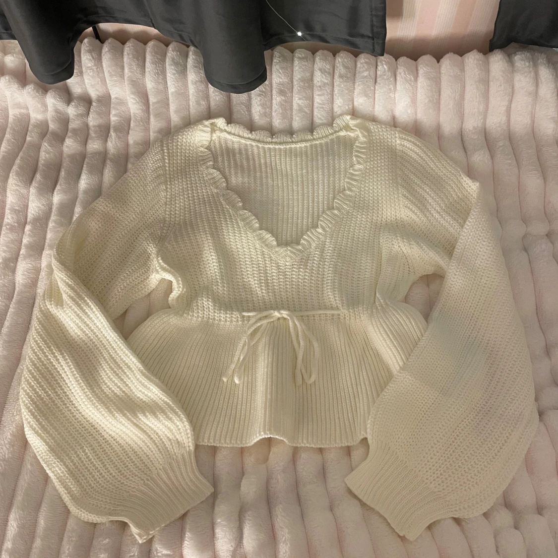 Vit stickad tröja med volangkant - 2