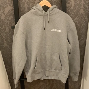 Grå Jacquemus hoodie - Grå hoodie från Jacquemus. Använd med fortfarande i väldigt bra skick. Nypris ca. 3200 kr, mitt pris 1499. Priset går att diskutera. Skriv vid minsta lilla fundering!