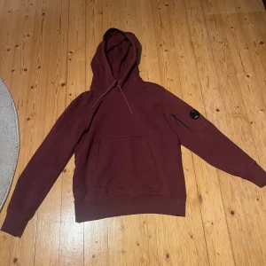 Cp company hoodie  - Säljer en snygg vinröd hoodie ifrån CP company. I storlek s | skick 8,5/10 nypris 2600 mitt pris 650.. Kan gå ner i pris vid snabb affär.