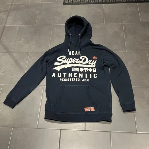Superdry hoodie - Säljer då jag inte använder så mycket. Storlek S. Bra skick 