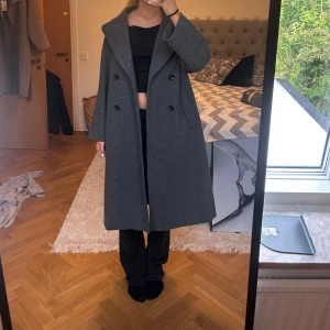 Kappa Zara  - Lång kappa i en fin grå färg från Zara storlek S. Använd en eller två gånger, i nyskick, inga defekter. Pris går att diskutera