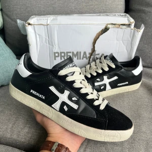 Premiata skor  ”Steven”  - Snygga sneakers från Premiata i den eftertraktade modellen Steven! Använda påriktigt 2 ggr som nya 10/10 skick. Nypris ligger på 3400 men säljs nu för 1900kr. Hör av er vid minsta lilla fundering.