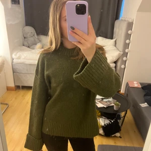 Olivgrön stickad tröja från Gina Tricot - Säljer en oanvänd olivgrön stickad tröja från Gina Tricot med prislapp kvar. Den är i storlek S, den är lite stor för mig brukar ha Xs i Ginas stickade. Den är perfekt för hösten🍁