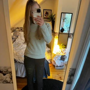 Ljusgrön stickad tröja - Säljer nu min ljusgröna vila tröja som inte har använts mer än två gånger. Super mjuk och skön och passar bra med svarta byxor eller vita jeans🤍