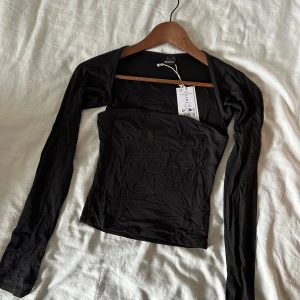 Svart långärmad topp Gina Tricot - Svart långärmad topp från Gina Tricot med fyrkantig ringning. 🖤