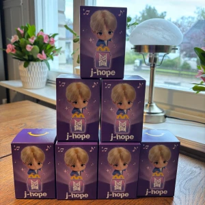 TinyTAN j-hope figur - Söt TinyTAN j-hope figur i originalförpackning, inspirerad av BTS. Perfekt skick, aldrig använd. Levereras med samlarkort och låda. Perfekt för fans och samlare! Har sex stycken kvar!! 