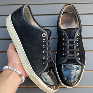 Lanvin - Säljer dessa sjukt snygga lanvins! Nypris 4999kr! Färg: navy blå! Glansig tå! Modell: patent cap toe! Såklart äkta! Size uk10 motsvarar 44! Skick: 8/10. Defekter: heeldrag och bitar av sulan har lossnat. Hör av dig vid minsta fundering🤩