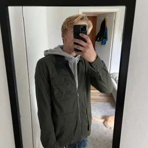 Helt ny Only & Sons Overshirt  - Helt oanvänd overshirt från Only & Sons med alla tags kvar, har tyvärr ej kommit till användning. Strl S sitter bra på mig som är 183! Vill bli av med den så priset är diskuterbart! 