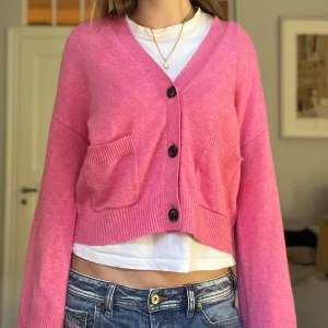 Rosa kofta - Superfin v-ringad kofta💕💕