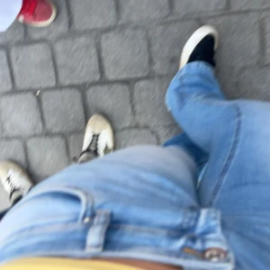 Bootcut ljusblå jeansbyxor - Snygga ljusblå bootcut jeansbyxor med klassisk femficksdesign och knappgylf. Jeansen har en smickrande passform med något utsvängda ben och low waist. I storlek s/32