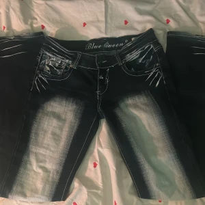 blue queen jeans  - jättesnygga blue queen jeans, säljer för att de tyvärr inte kommer till användning(pris kan såklart diskuteras), köpt second hand !! lite små slitningar längst ner på byxorna men annars inga defekter, innerbenslängden är ca 84-85cm, och passar mig perfekt som är 179cm!!