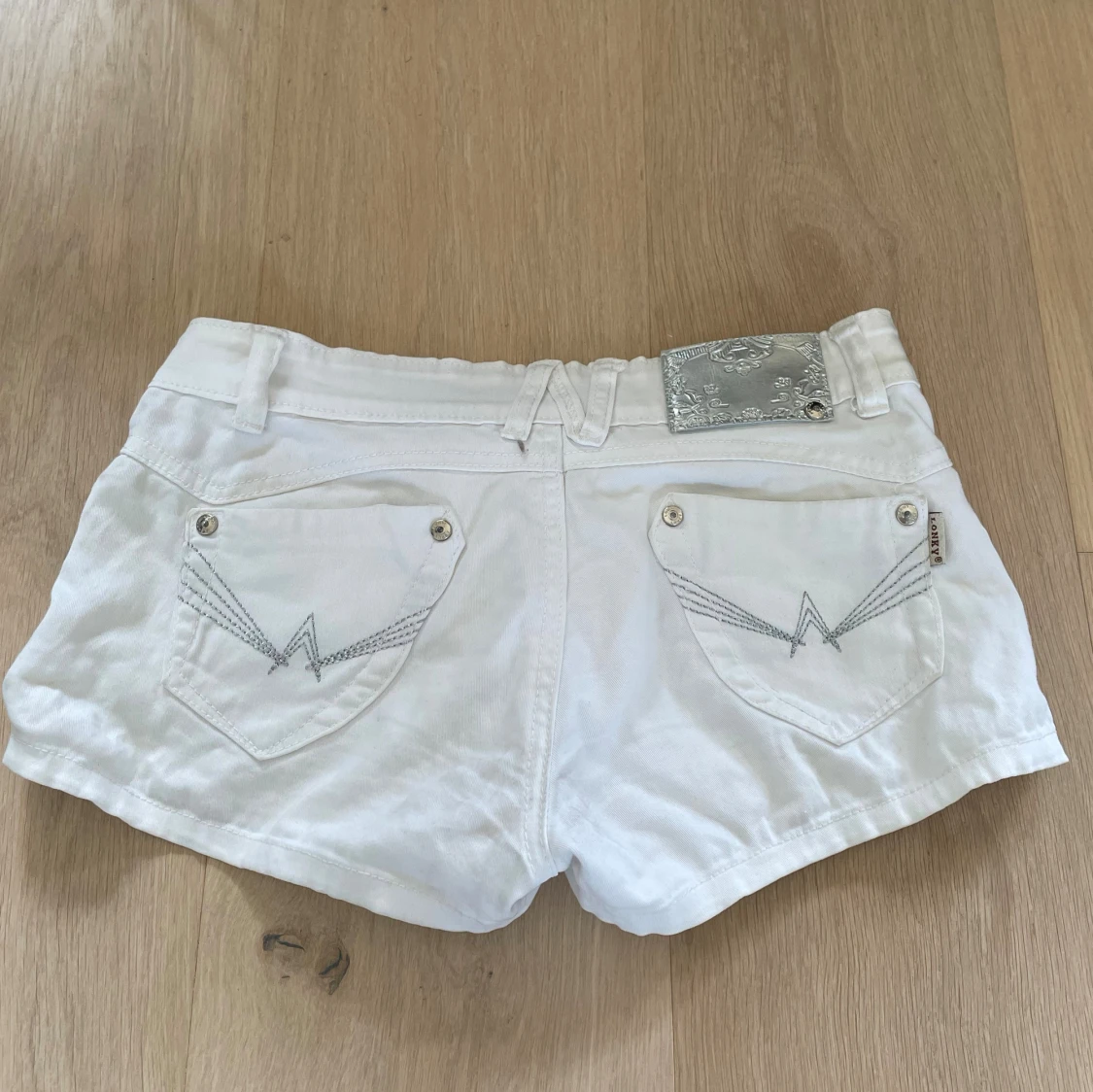 Lågmidjade vita jeansshorts - 1